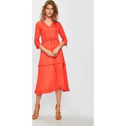 Scotch & Soda - Sukienka. Pomarańczowe sukienki damskie Scotch & Soda, na co dzień, s, bez wzorów, z poliesteru, casualowe, bez kołnierzyka, bez rękawów, midi, rozkloszowane. W wyprzedaży za 479,90 zł.