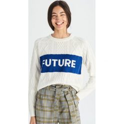 Sweter z napisem - Kremowy. Białe swetry damskie Sinsay, s, z napisami, bez rękawów, bez kaptura. W wyprzedaży za 29,99 zł.