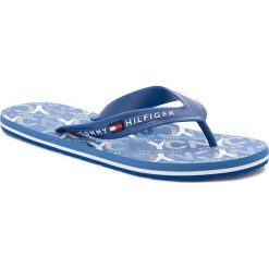 Japonki TOMMY HILFIGER - City Print Beach Sandal FM0FM01361 Monaco Blue 408. Niebieskie chodaki męskie TOMMY HILFIGER, z tworzywa sztucznego. W wyprzedaży za 119,00 zł.
