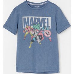 Bawełniany t-shirt z motywem Marvel - Granatowy. Niebieskie t-shirty męskie Reserved, z motywem z bajki, z bawełny, bez kołnierzyka. Za 39,99 zł.