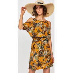 Answear - Sukienka. Pomarańczowe sukienki damskie ANSWEAR, na co dzień, s, w paski, z wiskozy, casualowe, bez kołnierzyka, z krótkim rękawem, krótkie, mini, rozkloszowane. W wyprzedaży za 99,90 zł.
