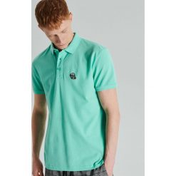 Koszulka polo z haftem - Zielony. Zielone koszulki męskie Cropp, s, z haftami, bez rękawów. Za 49,99 zł.