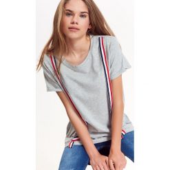 T-SHIRT DAMSKI Z OZDOBNYMI SZELKAMI. Szare t-shirty damskie Top Secret. Za 24,99 zł.