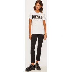 Diesel - T-shirt. Białe bluzki damskie Diesel, s, z nadrukiem, z bawełny, casualowe, z okrągłym kołnierzem. W wyprzedaży za 179,90 zł.
