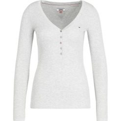 Bluzka Tommy Jeans DW0DW04436. Szare bluzki damskie Tommy Jeans, l, bez wzorów, z elastanu, bez kołnierzyka, bez rękawów. Za 229,00 zł.