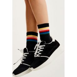 Skarpetki z tęczowymi paskami. Czarne skarpetki damskie marki Pull&Bear, w paski. Za 15,90 zł.