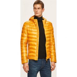 Guess Jeans - Kurtka. Czarne płaszcze męskie Guess Jeans, xxl, z aplikacjami, z poliesteru, krótkie, z kapturem. W wyprzedaży za 549,90 zł.