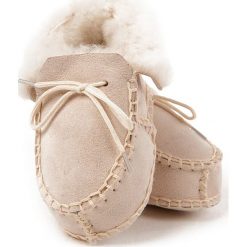 Skórzane buty w kolorze beżowym do raczkowania. Brązowe buciki niemowlęce Kaiser, z wełny, na sznurówki. W wyprzedaży za 49,95 zł.
