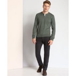 SWETER DŁUGI RĘKAW MĘSKI Z GUZIKIEM. Zielone swetry męskie Top Secret, na zimę, xl, bez wzorów, z jeansu, bez kołnierzyka, bez kaptura. W wyprzedaży za 59,99 zł.