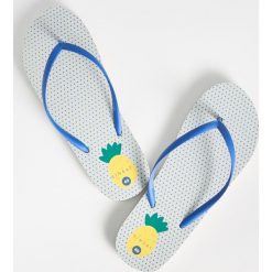 Klapki w kropki - Niebieski. Niebieskie klapki damskie marki Sinsay, bez wzorów, bez obcasa. Za 9,99 zł.