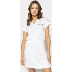 Sukienka plażowa Calvin Klein Swimwear KW0KW01061. Białe sukienki damskie Calvin Klein Swimwear, na plażę, xs, bez wzorów, z bawełny, bez kołnierzyka, bez rękawów. Za 269,00 zł.