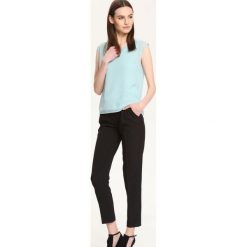 BLUZKA BEZ RĘKAWÓW. Zielone bluzki damskie Top Secret, bez wzorów, eleganckie, z dekoltem w serek, bez rękawów. W wyprzedaży za 39,99 zł.