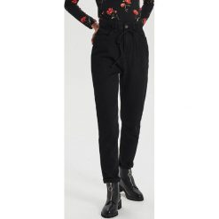 Jeansy straight z paskiem - Czarny. Czarne jeansy damskie Cropp. Za 119,99 zł.