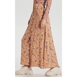 Maxi spódnica z wiązaniem - Beżowy. Brązowe spódniczki damskie Cropp, s, bez wzorów, maxi. W wyprzedaży za 29,99 zł.