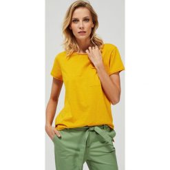 T-shirt bawełniany z kieszonką. Żółte bluzki damskie Moodo, m, bez wzorów, z bawełny, klasyczne, z okrągłym kołnierzem, z krótkim rękawem. Za 19,99 zł.
