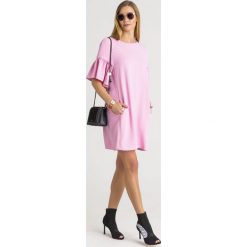 SUKIENKA Emporio Armani. Różowe sukienki damskie Emporio Armani, na imprezę, bez wzorów, z okrągłym kołnierzem, z długim rękawem, długie, mini. Za 1250,00 zł.