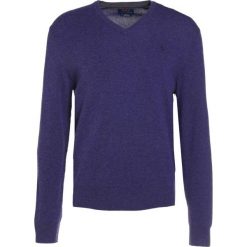 Polo Ralph Lauren LORYELLE Sweter antique purple. Fioletowe swetry klasyczne męskie Polo Ralph Lauren, m, z materiału, polo. W wyprzedaży za 377,40 zł.