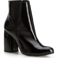 Buty damskie. Czarne botki damskie Wittchen, ze skóry, eleganckie, bez obcasa, na słupku, bez zapięcia. W wyprzedaży za 399,90 zł.