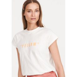 T-shirt z napisem - Kremowy. Białe t-shirty damskie Reserved, s, z napisami. W wyprzedaży za 14,99 zł.