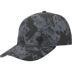 Czapka z daszkiem męska CAM004B - głęboka czerń allover. Szare czapki męskie marki 4f, w paski, sportowe. Za 49,99 zł.