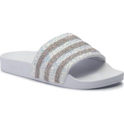 Klapki adidas - adilette W EE4810 Ftwwht/Lgrani/Ftwwht. Białe klapki damskie Adidas, z aplikacjami, z tworzywa sztucznego, bez obcasa. Za 199,00 zł.