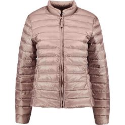 Opus HANAH POWDER Kurtka puchowa soft walnut. Różowe marynarki damskie Opus, bez wzorów, z poliesteru. W wyprzedaży za 381,75 zł.