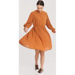 Camelowa Sukienka Bottom Line. Brązowe sukienki mini damskie marki other, na imprezę, z okrągłym kołnierzem, długie, rozkloszowane. Za 119,99 zł.