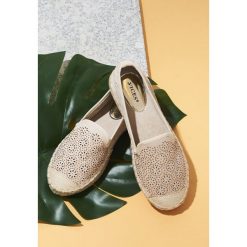 Beżowe Espadryle Reportedly. Brązowe espadryle damskie Born2be, z aplikacjami, z nubiku, bez obcasa, na płaskiej podeszwie. Za 89,99 zł.