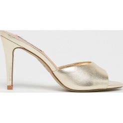 Steve Madden - Klapki Erin. Szare klapki damskie Steve Madden, bez wzorów, ze skóry, bez obcasa, na obcasie. W wyprzedaży za 299,90 zł.