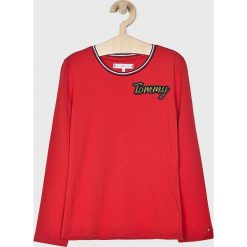 Tommy Hilfiger - Bluzka dziecięca 128-176 cm. Czerwone bluzki dziewczęce TOMMY HILFIGER, z nadrukiem, z bawełny, z okrągłym kołnierzem, bez rękawów, bez kaptura. W wyprzedaży za 139,90 zł.