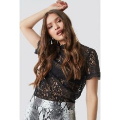 NA-KD Party High Neck Short Sleeve Lace Top - Black. Czarne topy damskie marki NA-KD Party, bez wzorów, z tkaniny, bez kołnierzyka. Za 121,95 zł.