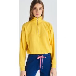 Krótka bluza z golfem - Żółty. Żółte bluzy damskie Sinsay, xl, bez wzorów, z krótkim rękawem, krótkie, bez kaptura. Za 29,99 zł.