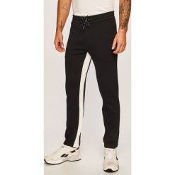 Armani Exchange - Spodnie. Niebieskie spodnie męskie Armani Exchange, na co dzień, m, bez wzorów, z elastanu. W wyprzedaży za 379,90 zł.