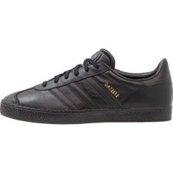 Adidas Originals GAZELLE Tenisówki i Trampki core black. Czarne trampki męskie adidas Originals, ze skóry ekologicznej, klasyczne. W wyprzedaży za 215,20 zł.