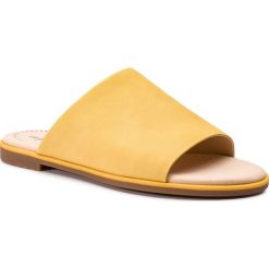 Klapki CLARKS - Bay Petal 261392954 Yellow Nubuck. Żółte klapki damskie Clarks, bez wzorów, ze skóry, bez obcasa, na obcasie. W wyprzedaży za 199,00 zł.