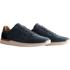 Skórzane sneakersy "Eastoke" w kolorze granatowym. Niebieskie trampki męskie Travelin', na sznurówki. W wyprzedaży za 335,95 zł.