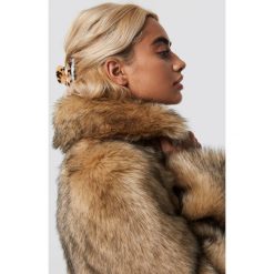 NA-KD Accessories Spinka do włosów Resin Look - Beige. Brązowe ozdoby do włosów marki NA-KD Accessories. Za 32,00 zł.