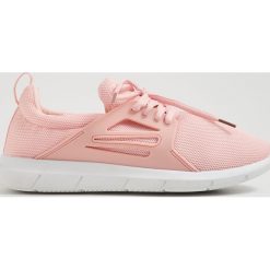 Różowe buty sportowe - Różowy. Różowe buty sportowe damskie Sinsay, bez wzorów, sportowe. W wyprzedaży za 39,99 zł.
