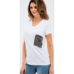 T-shirty damskie: Biały t-shirt z połyskującą kieszonką 25160