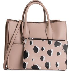 Torebka CALVIN KLEIN - Assorted Tote K60K605516 TBP. Różowe torebki klasyczne damskie Calvin Klein, z aplikacjami, ze skóry ekologicznej, klasyczne, zdobione, bez dodatków. Za 799,00 zł.