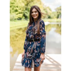 SUKIENKA SCARLETT DARK BLUE. Niebieskie sukienki damskie Fanaberia.com, na co dzień, w paski, biznesowe, bez kołnierzyka, bez rękawów. Za 79,90 zł.