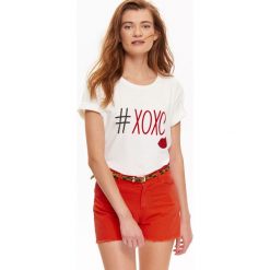 T-SHIRT DAMSKI Z NADRUKIEM. Białe t-shirty damskie TROLL, s, z nadrukiem, bez kołnierzyka. W wyprzedaży za 9,99 zł.