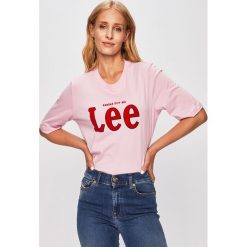 Lee - T-shirt. Różowe bluzki damskie Lee, s, z nadrukiem, z bawełny, z okrągłym kołnierzem. Za 119,90 zł.