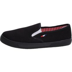Tenisówki, buty damskie WISHOT 32-099BKBK. Trampki i tenisówki damskie Wishot, bez wzorów, bez zapięcia. W wyprzedaży za 40,00 zł.