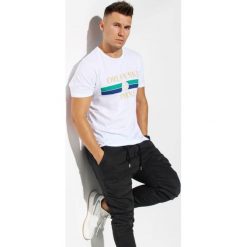 T-shirt Edward Orlovski "Stripes" White. Białe t-shirty męskie Edward Orlovski, l, bez wzorów, z elastanu, eleganckie, z włoskim kołnierzykiem. Za 49,00 zł.