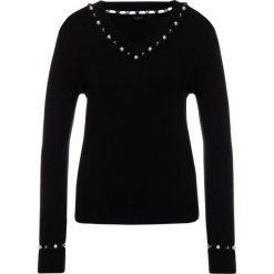 Sweter Guess W93R72 Z2760. Czarne swetry damskie Guess, xs, z aplikacjami, z elastanu, klasyczne, bez rękawów, bez kaptura. W wyprzedaży za 189,00 zł.