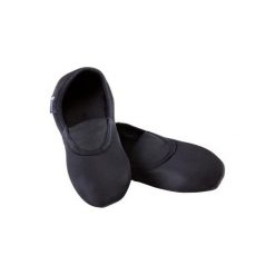 Buty do gimnastyki 500. Czarne buty sportowe męskie marki DOMYOS, z poliesteru, na jogę i pilates. Za 29,99 zł.