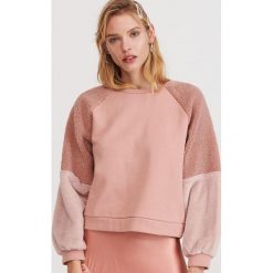 Bluza z pluszowymi rękawami - Różowy. Różowe bluzy damskie Reserved, s, bez wzorów, bez rękawów, bez kaptura. Za 99,99 zł.
