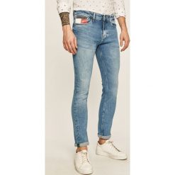 Tommy Jeans - Jeansy Scanton. Niebieskie jeansy męskie Tommy Jeans, z aplikacjami. Za 539,90 zł.