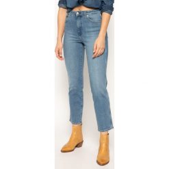Jeansy Regular Fit Wrangler The Retro W22AJX31A. Niebieskie jeansy damskie Wrangler, bez wzorów, z elastanu. W wyprzedaży za 239,00 zł.